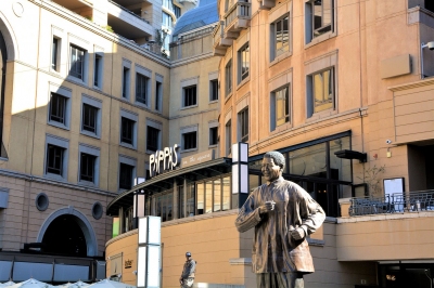 Nelson Mandela Sqaure Johannesburg in Sandton (Alexander Mirschel)  Copyright 
License Information available under 'Proof of Image Sources'